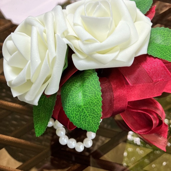 2 rose wrist corsage - Picture 3 of 4